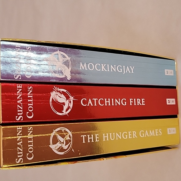 The Hunger Games Trilogy Box Set - Gold Foil Edition By Suzanne Collins - Picture 2 of 11